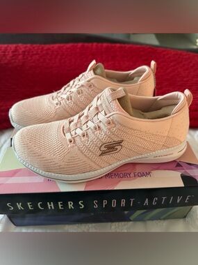 Skechers Air Cooled Memory Foam - NEVER WORN!
